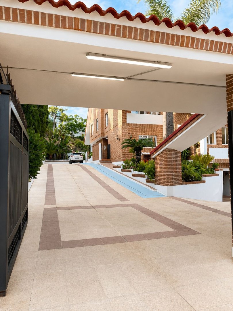 8 Bed Detached Villa in El Paraiso