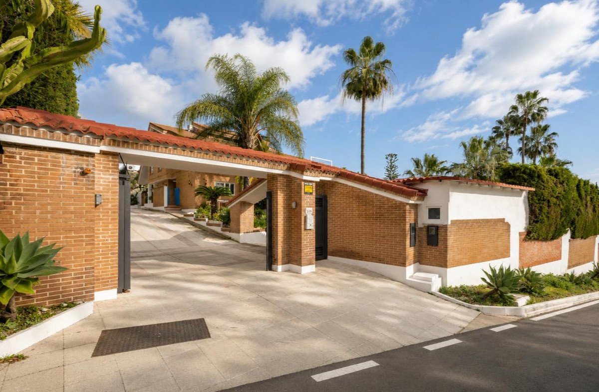 8 Bed Detached Villa in El Paraiso
