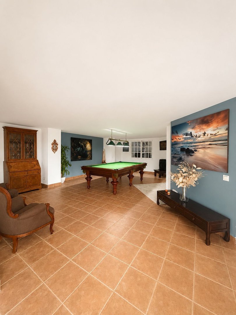 8 Bed Detached Villa in El Paraiso