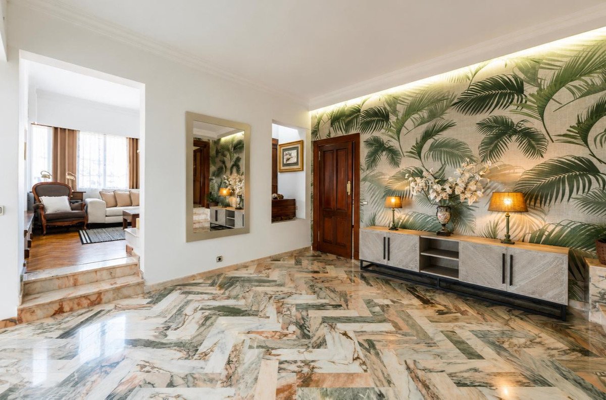 8 Bed Detached Villa in El Paraiso