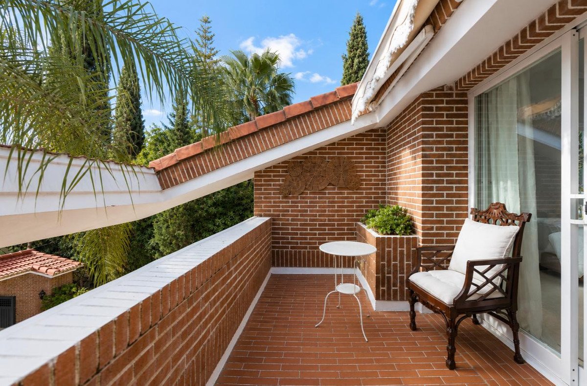 8 Bed Detached Villa in El Paraiso