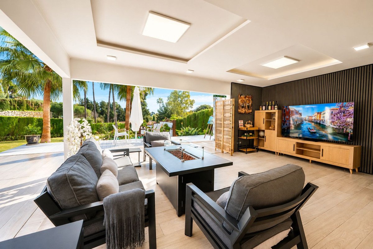 8 Bed Detached Villa in El Paraiso