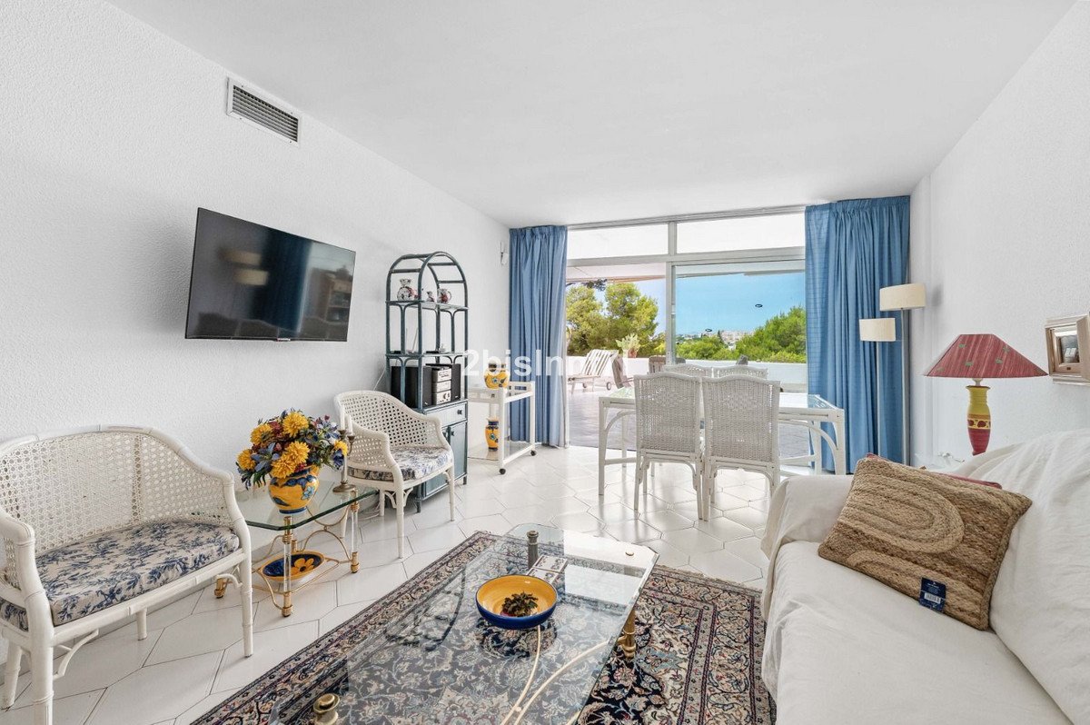 2 Bed Middle Floor Apartment in Miraflores