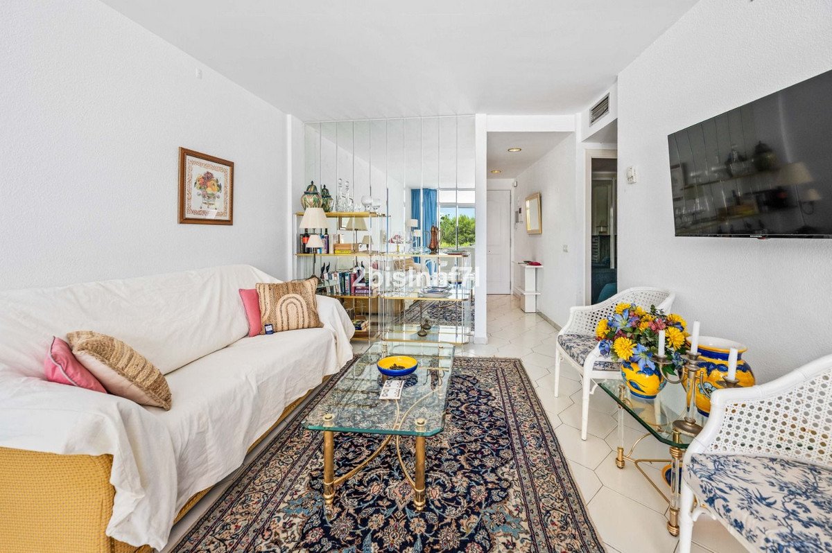 2 Bed Middle Floor Apartment in Miraflores