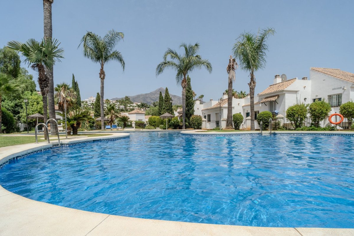 2 Bed Top Floor Apartment in Nueva Andalucía