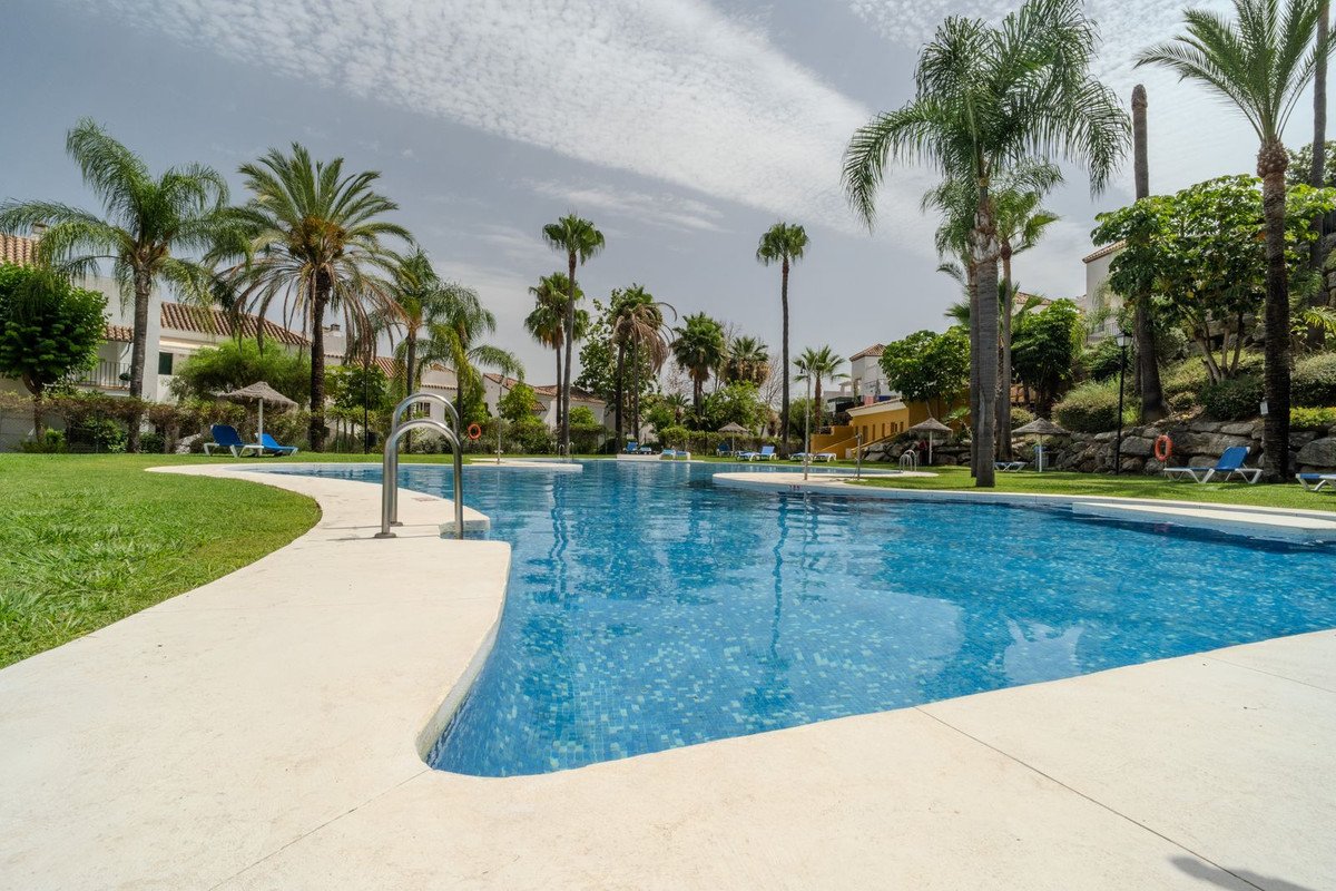 2 Bed Top Floor Apartment in Nueva Andalucía