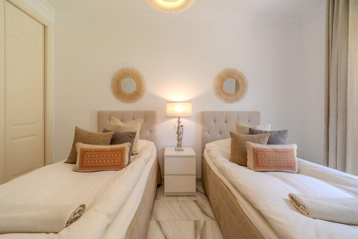 2 Bed Top Floor Apartment in Nueva Andalucía