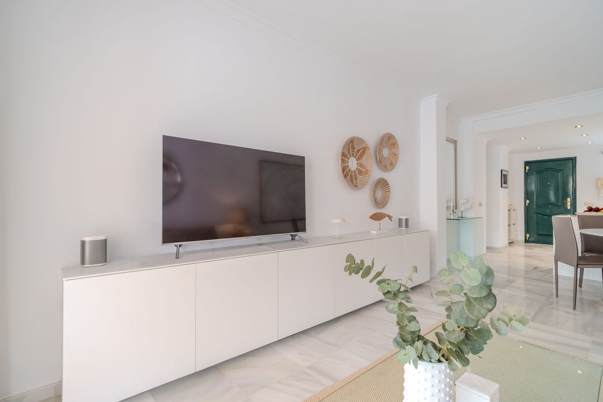 2 Bed Top Floor Apartment in Nueva Andalucía