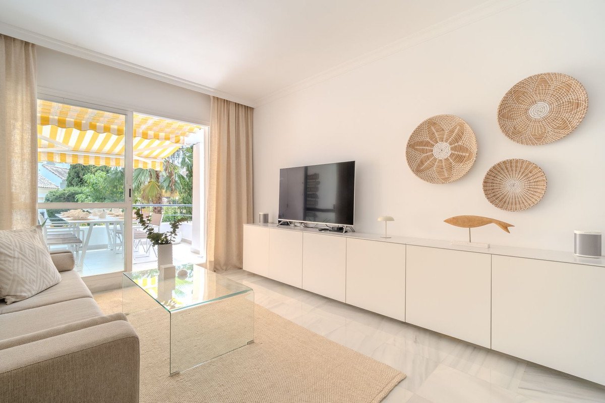 2 Bed Top Floor Apartment in Nueva Andalucía