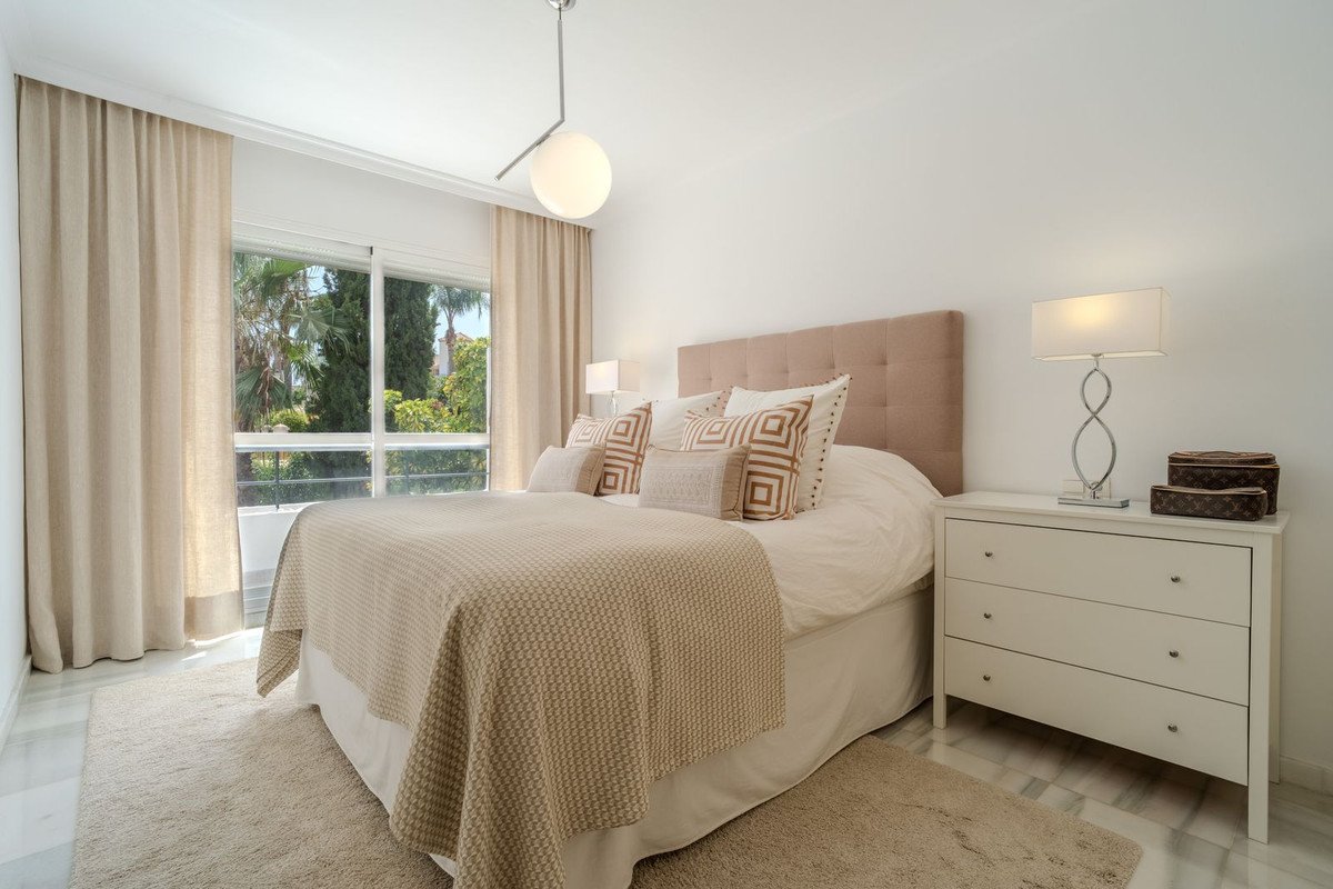 2 Bed Top Floor Apartment in Nueva Andalucía