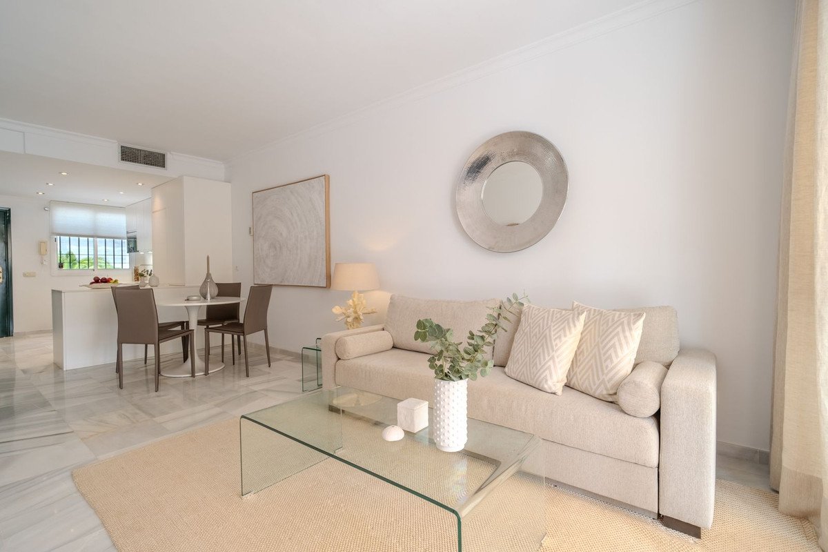 2 Bed Top Floor Apartment in Nueva Andalucía