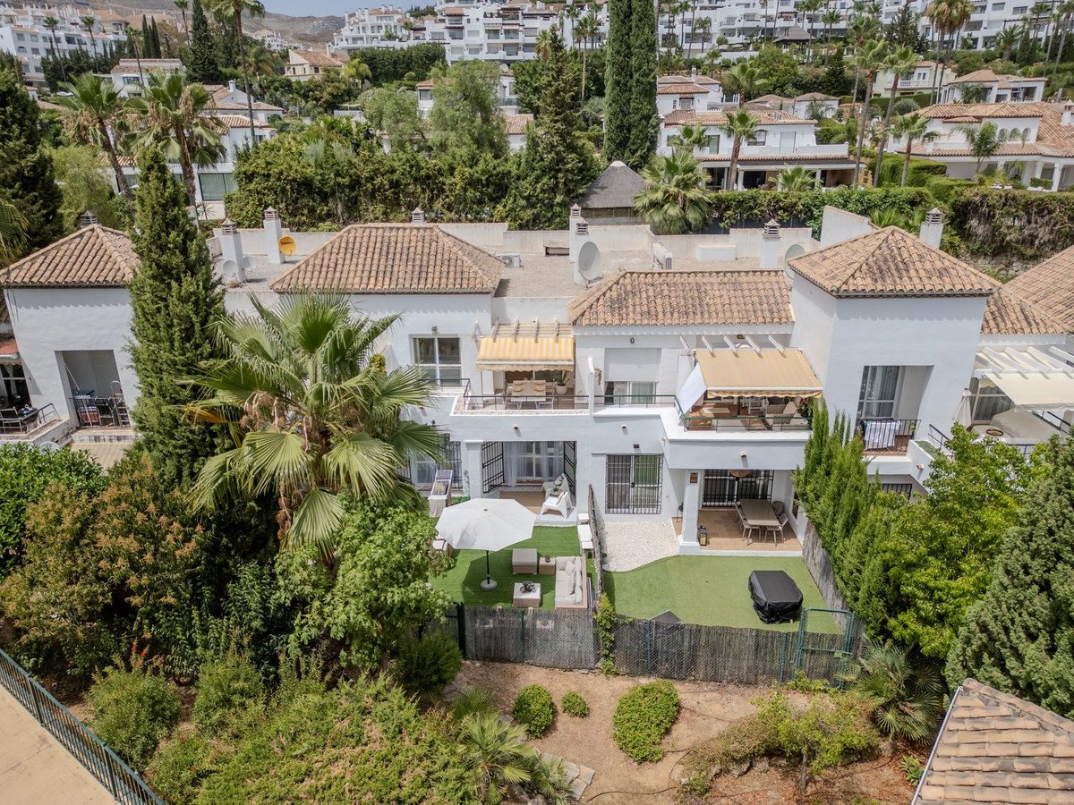 2 Bed Top Floor Apartment in Nueva Andalucía