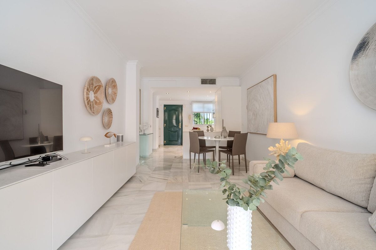 2 Bed Top Floor Apartment in Nueva Andalucía