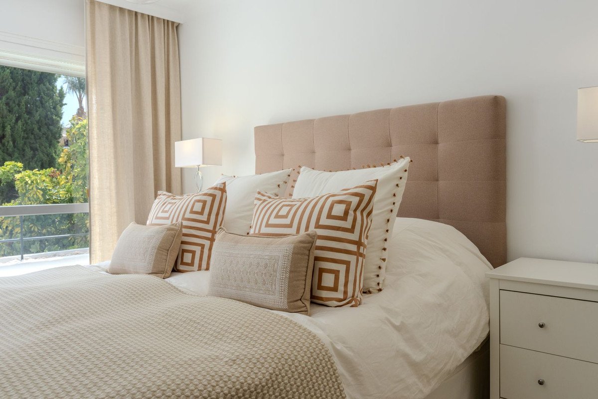 2 Bed Top Floor Apartment in Nueva Andalucía