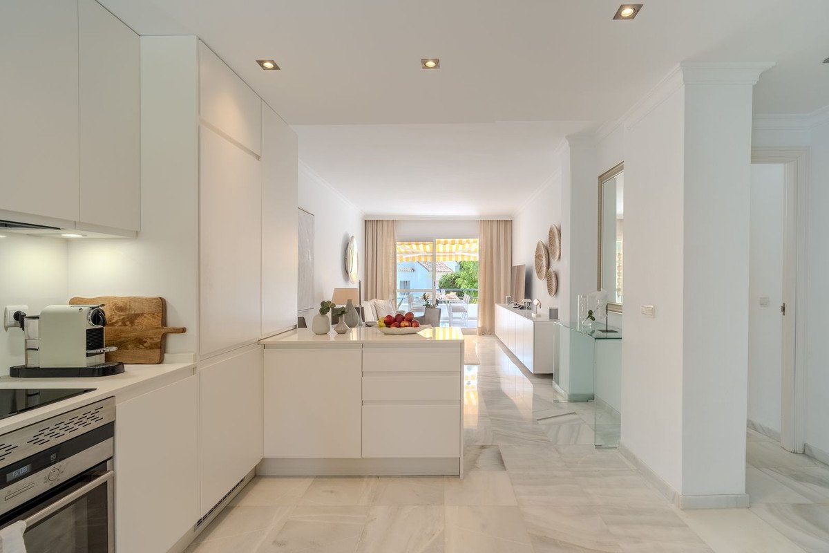 2 Bed Top Floor Apartment in Nueva Andalucía