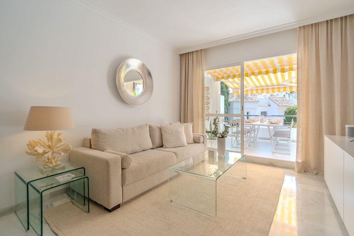 2 Bed Top Floor Apartment in Nueva Andalucía
