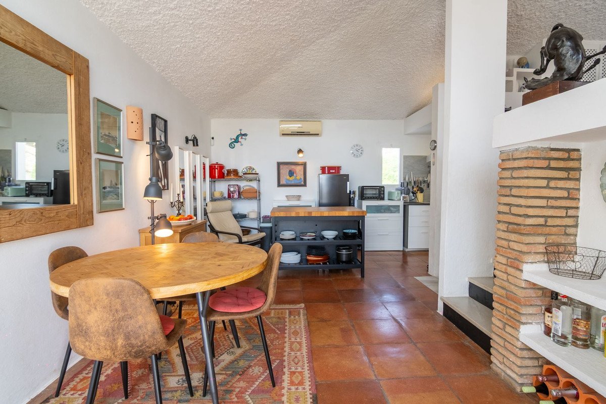 2 Bed Semi-Detached House in Estepona