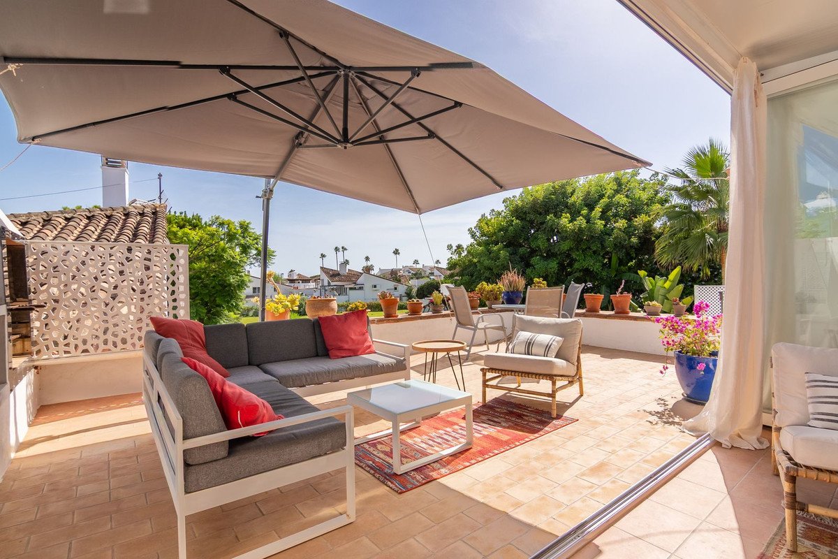 2 Bed Semi-Detached House in Estepona