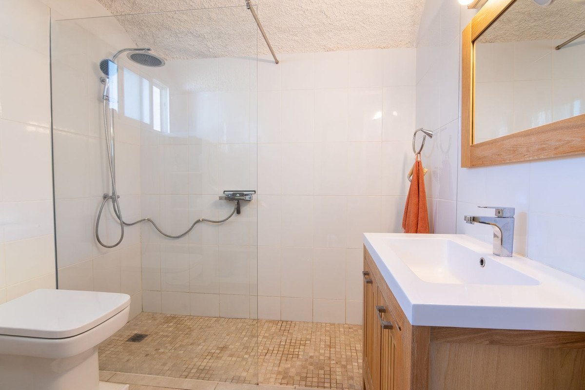2 Bed Semi-Detached House in Estepona