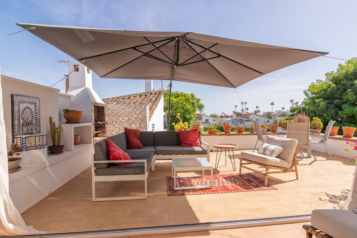 2 Bed Semi-Detached House in Estepona