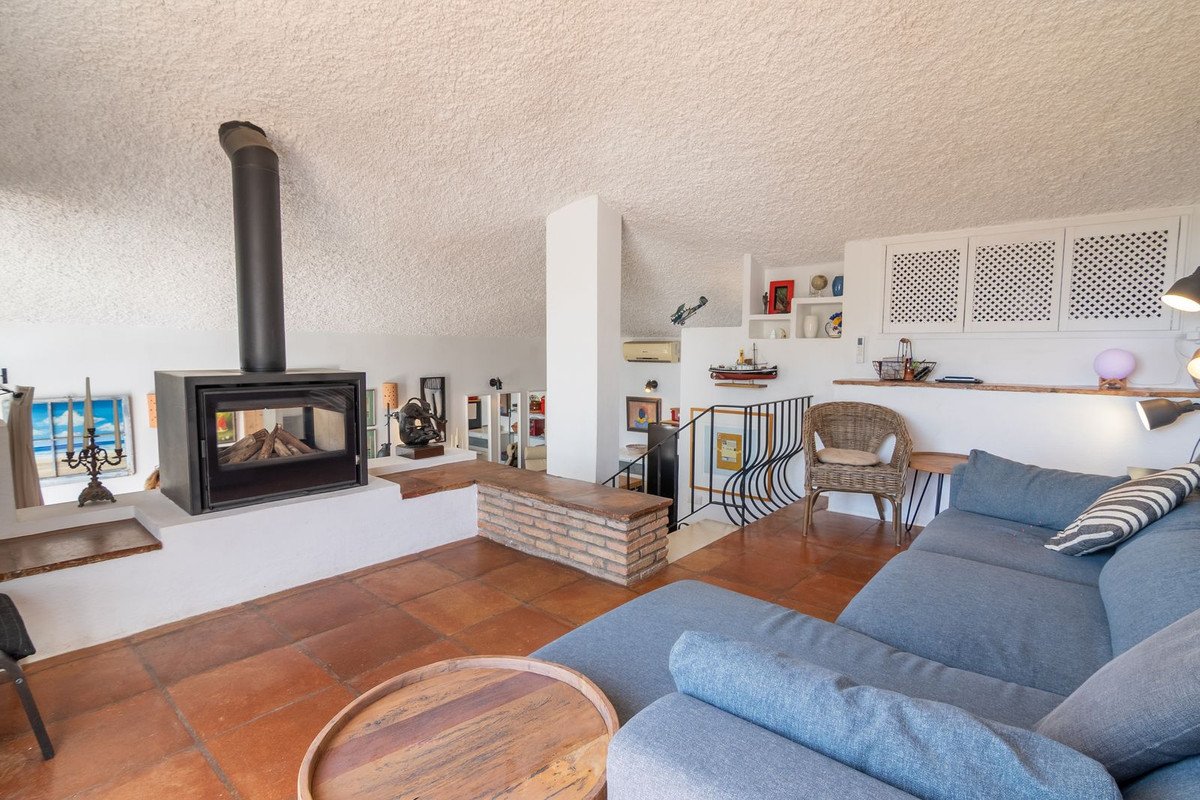 2 Bed Semi-Detached House in Estepona