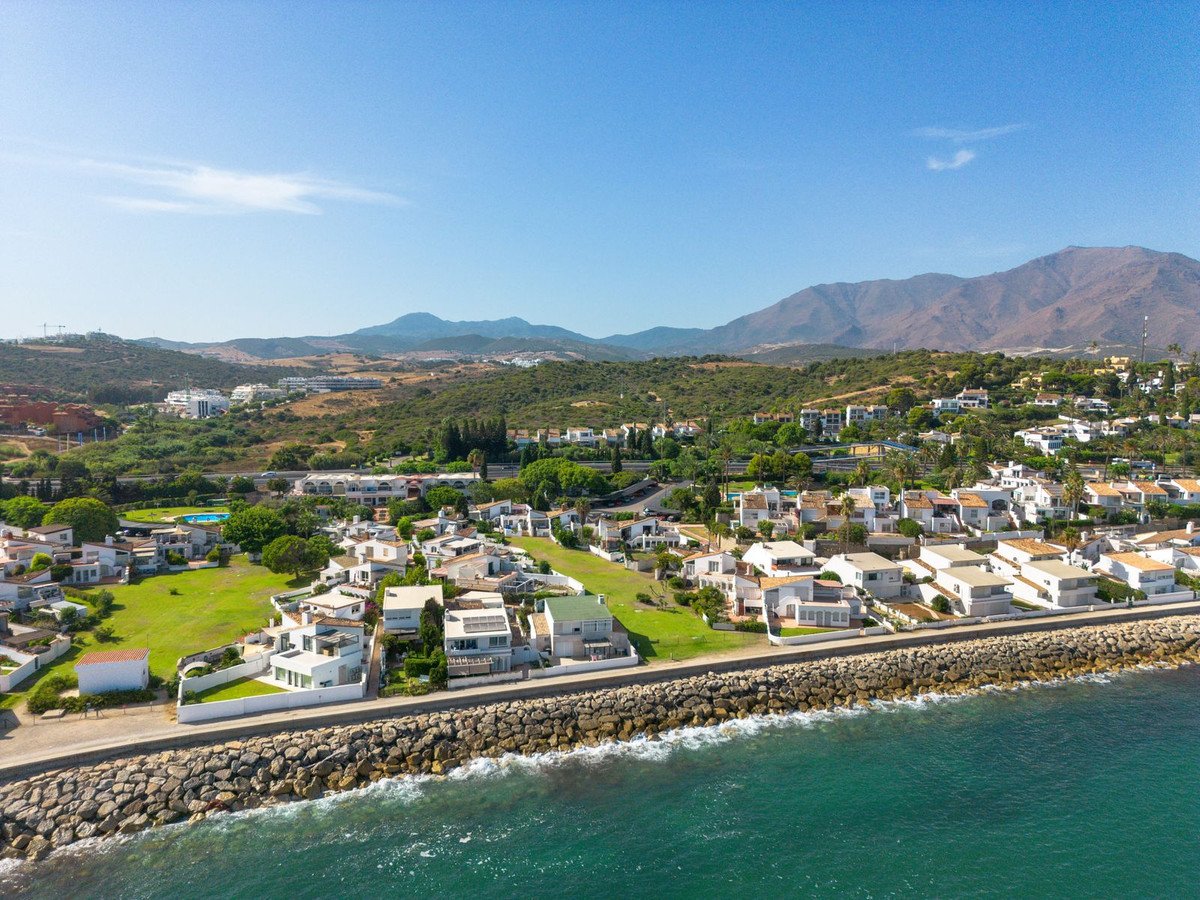 2 Bed Semi-Detached House in Estepona