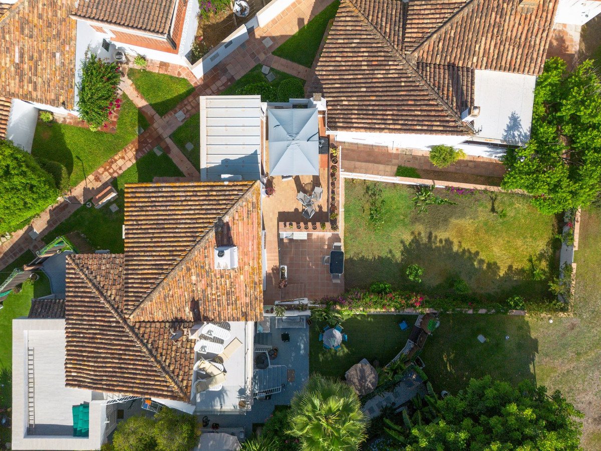 2 Bed Semi-Detached House in Estepona