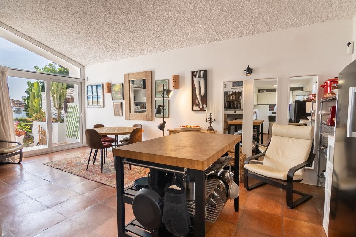 2 Bed Semi-Detached House in Estepona
