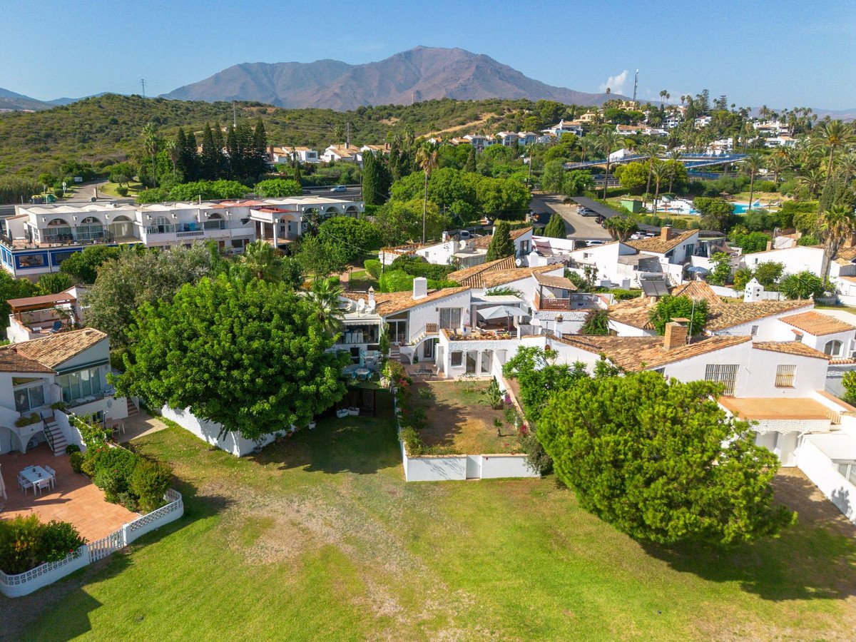 2 Bed Semi-Detached House in Estepona