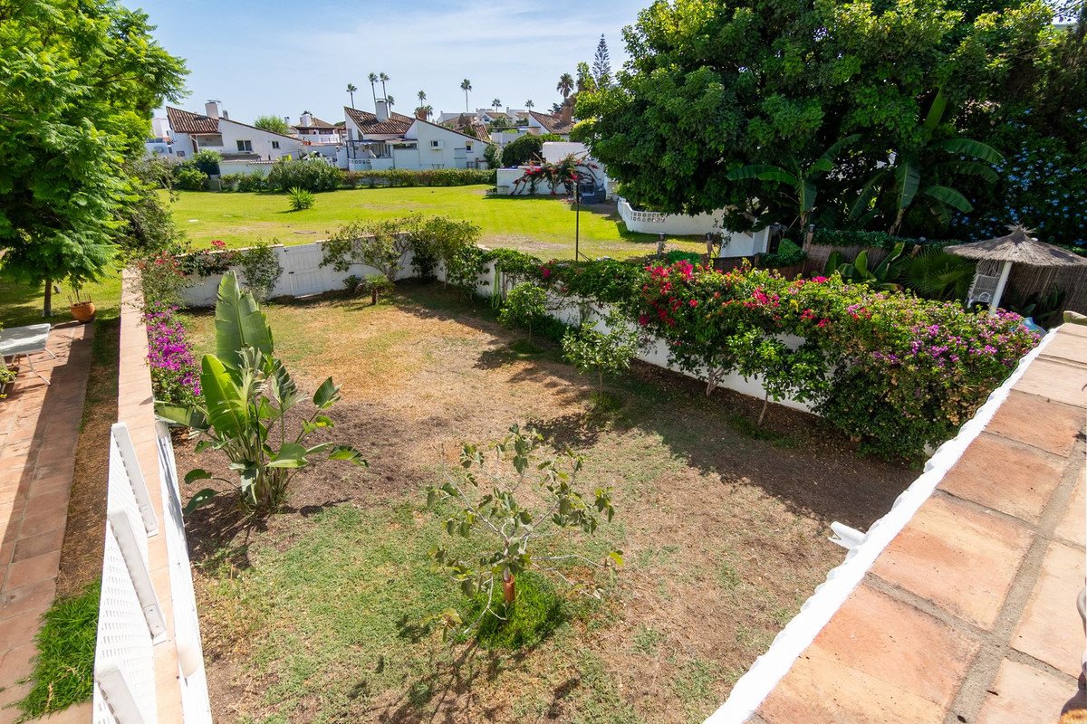 2 Bed Semi-Detached House in Estepona