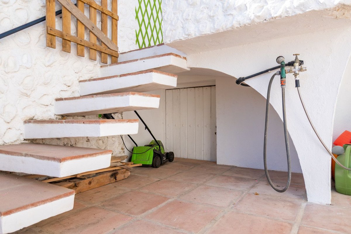 2 Bed Semi-Detached House in Estepona