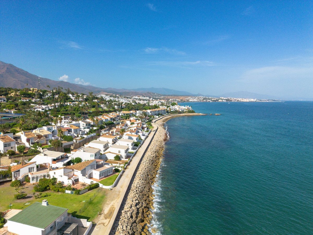 2 Bed Semi-Detached House in Estepona