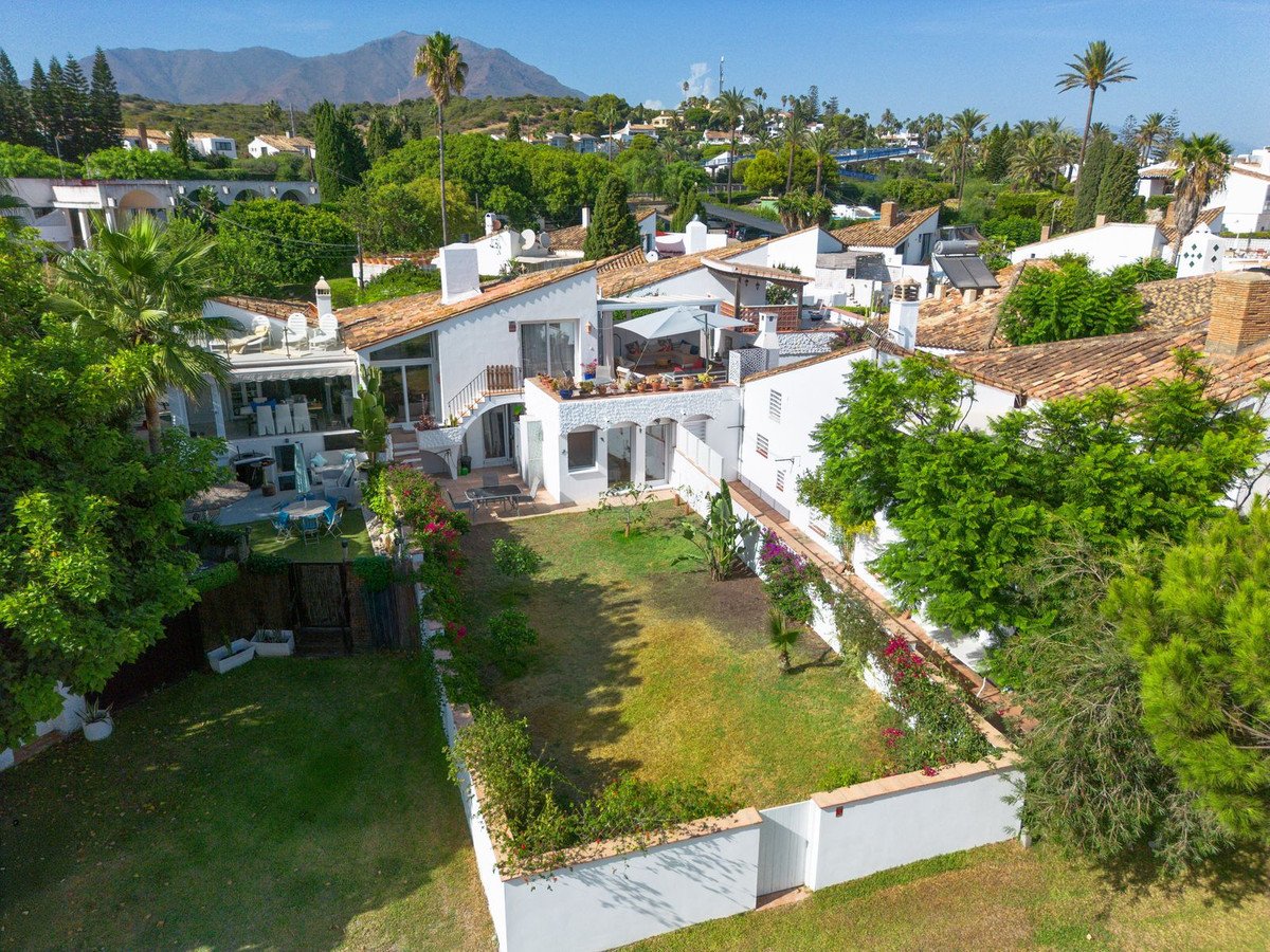 2 Bed Semi-Detached House in Estepona