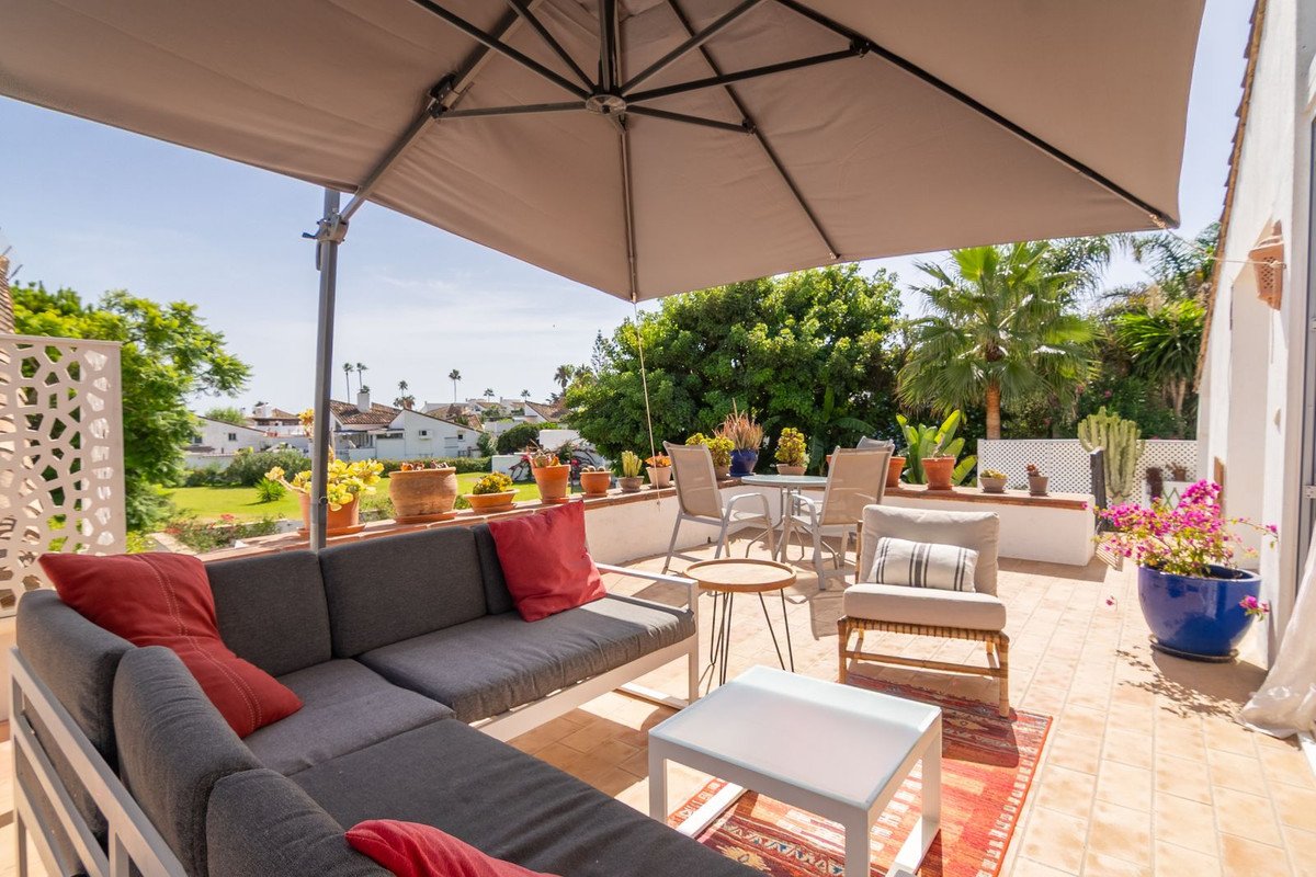 2 Bed Semi-Detached House in Estepona