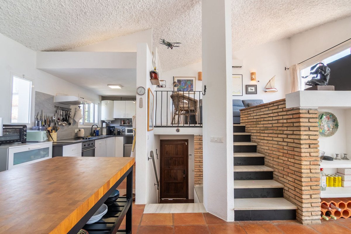 2 Bed Semi-Detached House in Estepona