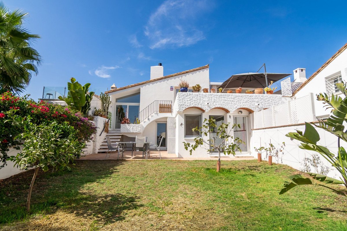 2 Bed Semi-Detached House in Estepona