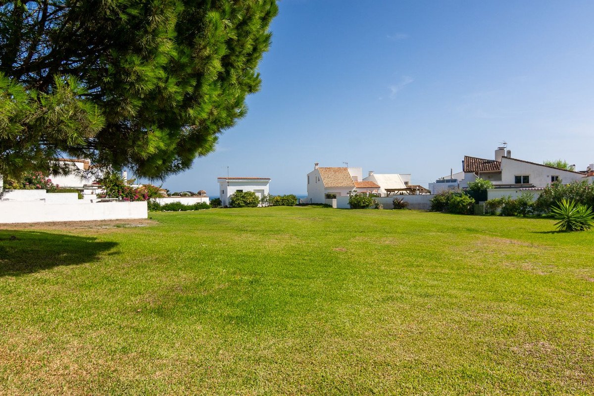 2 Bed Semi-Detached House in Estepona