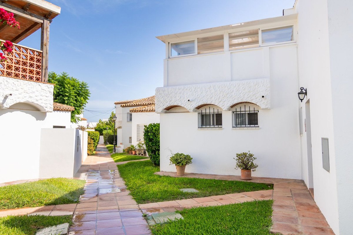 2 Bed Semi-Detached House in Estepona