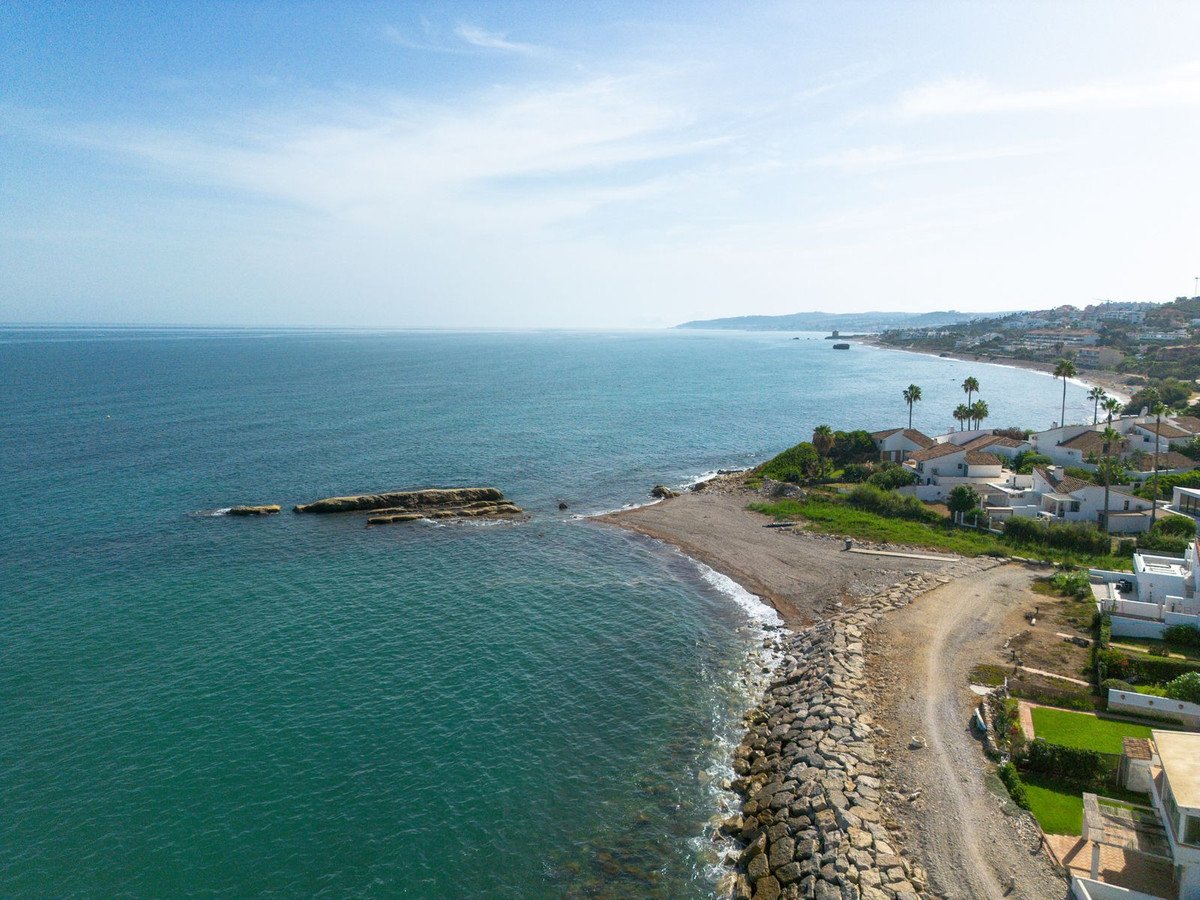 2 Bed Semi-Detached House in Estepona