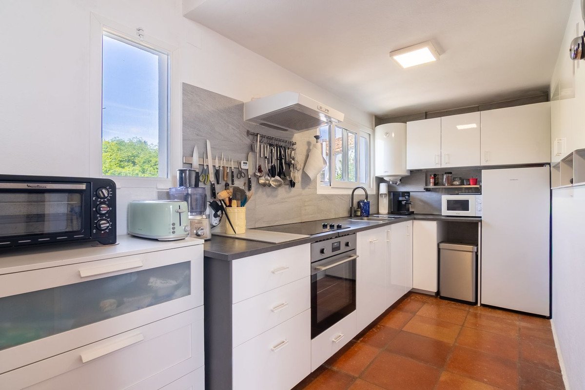 2 Bed Semi-Detached House in Estepona