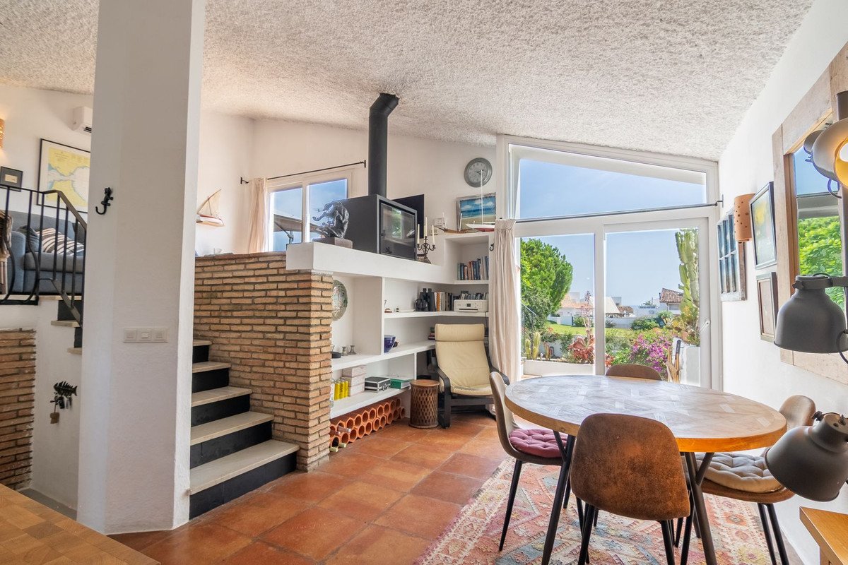 2 Bed Semi-Detached House in Estepona