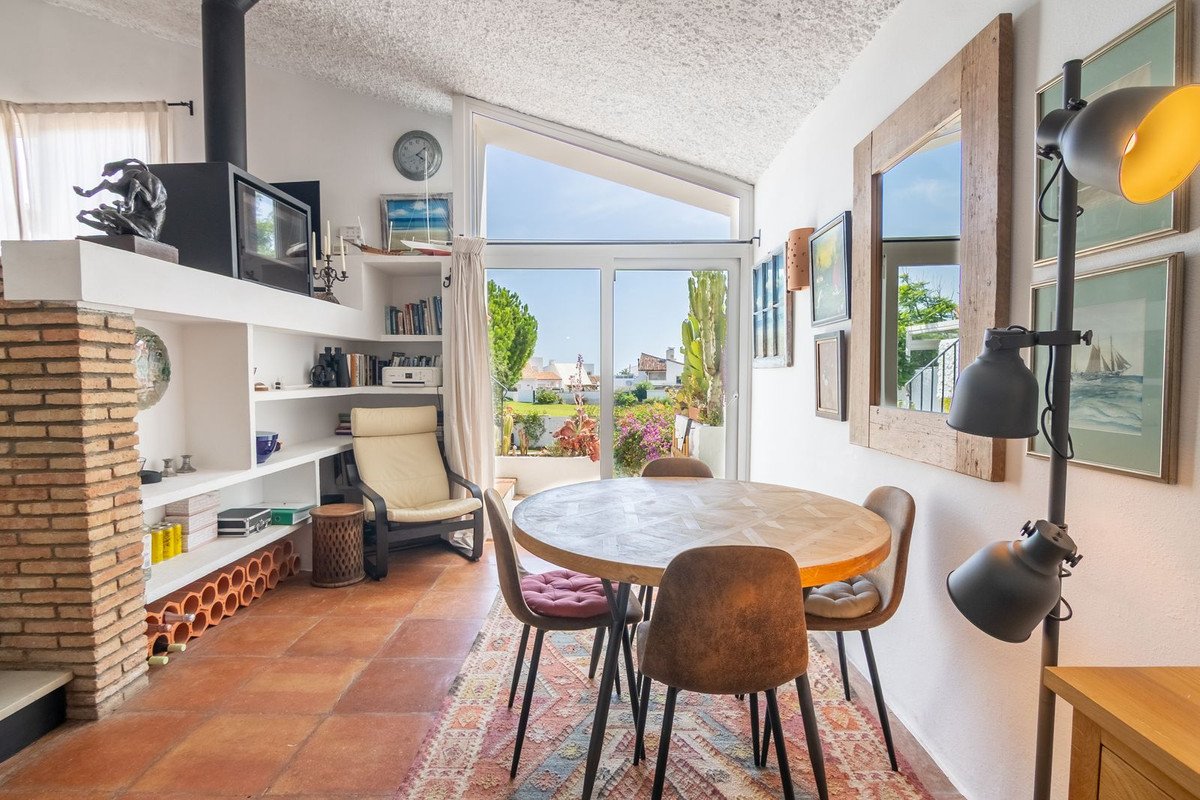 2 Bed Semi-Detached House in Estepona