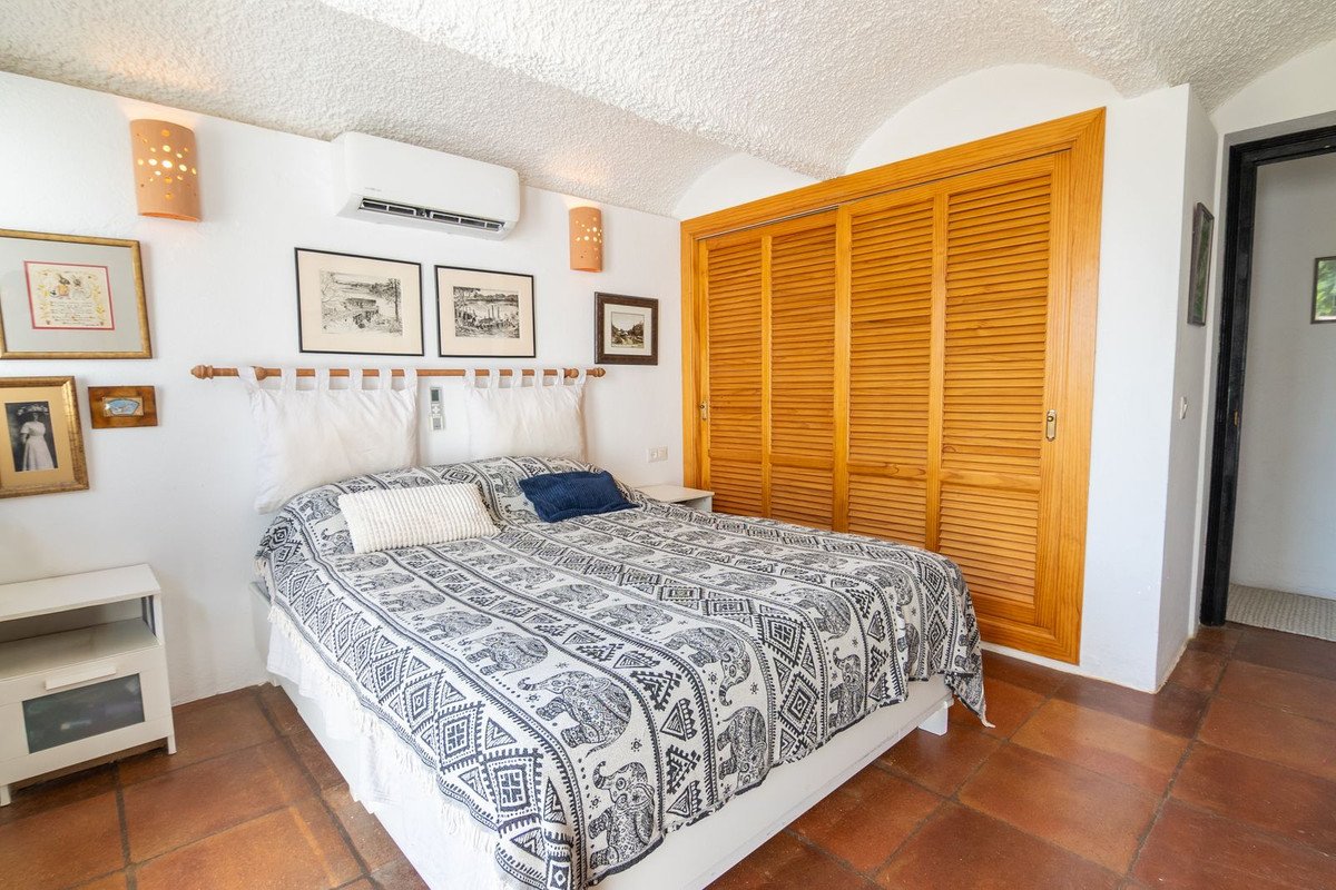 2 Bed Semi-Detached House in Estepona