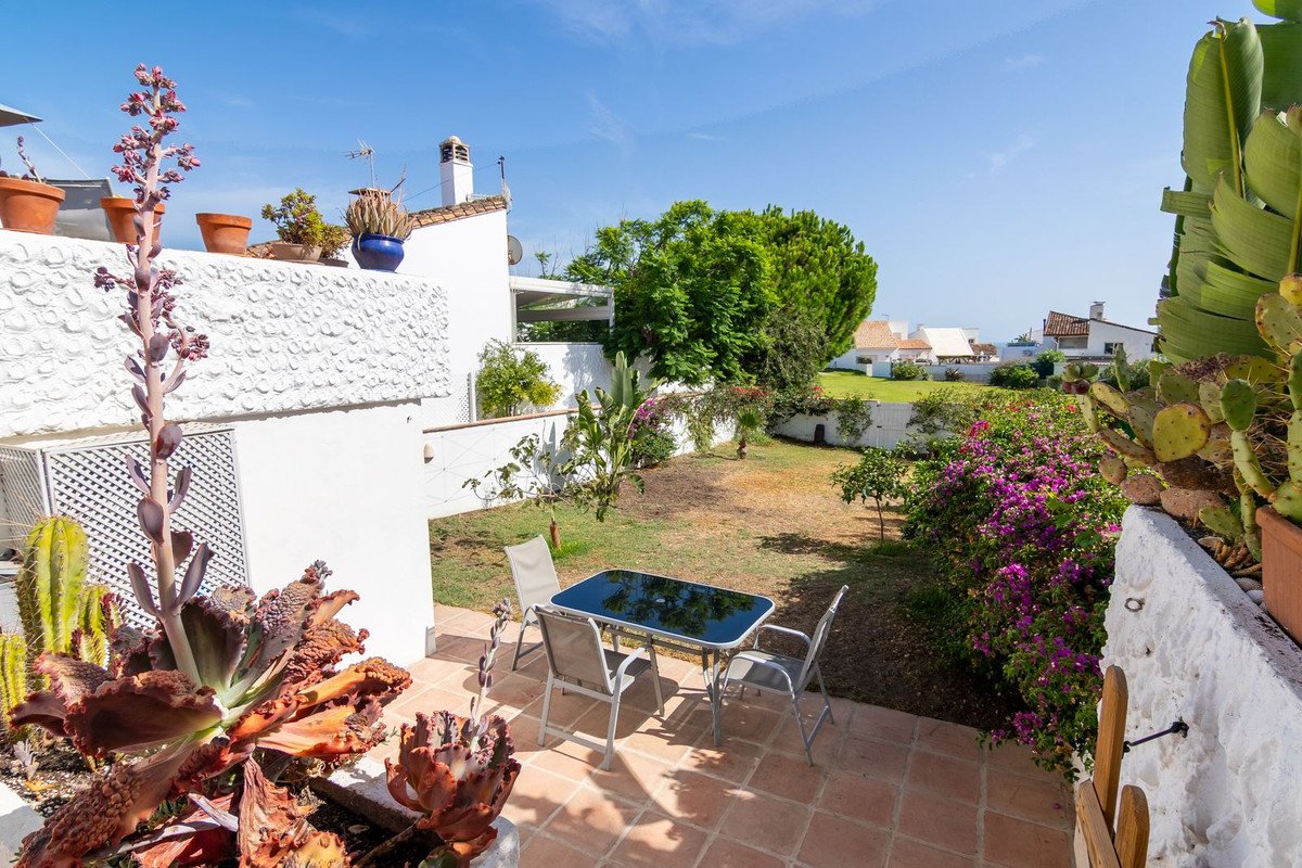 2 Bed Semi-Detached House in Estepona
