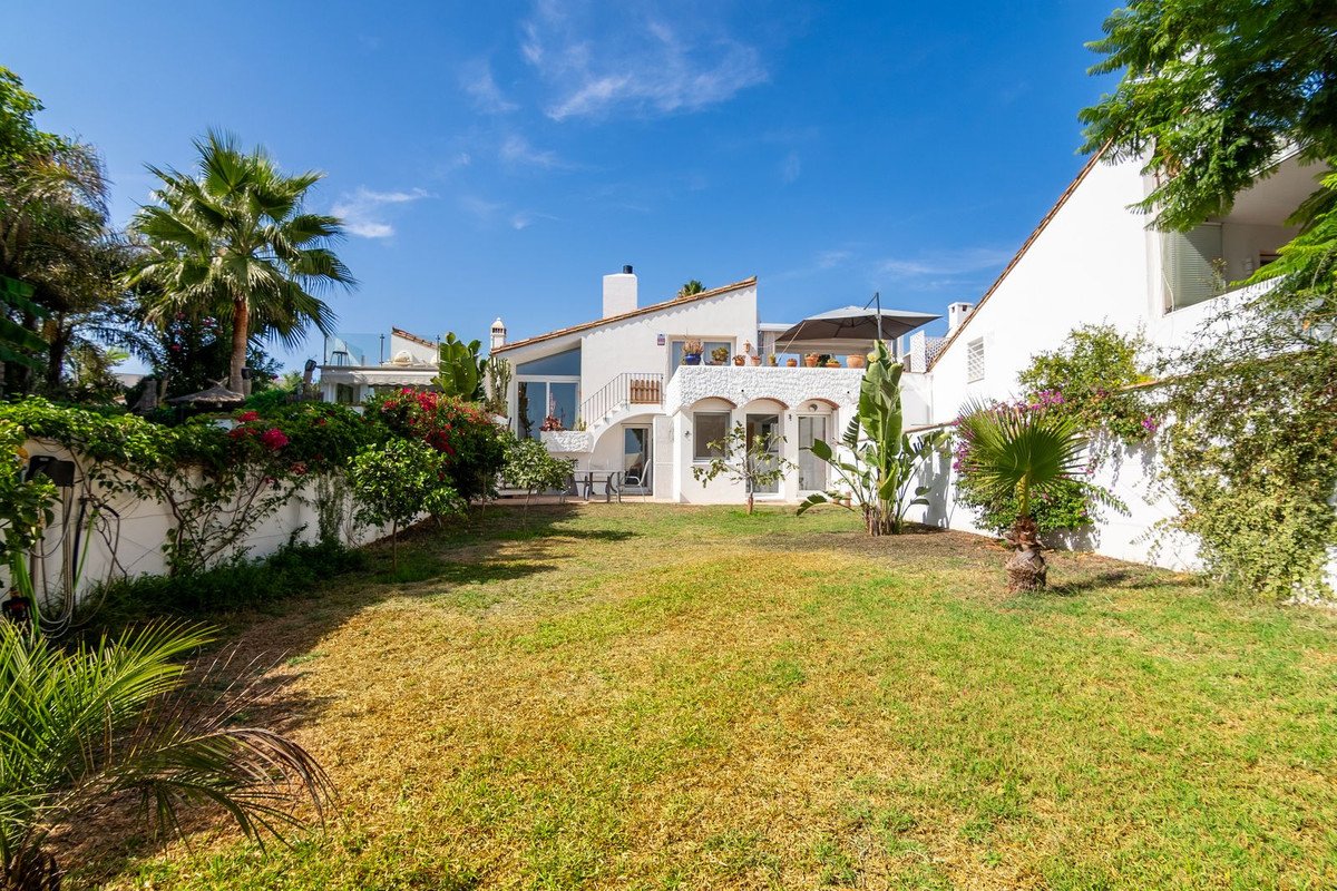 2 Bed Semi-Detached House in Estepona