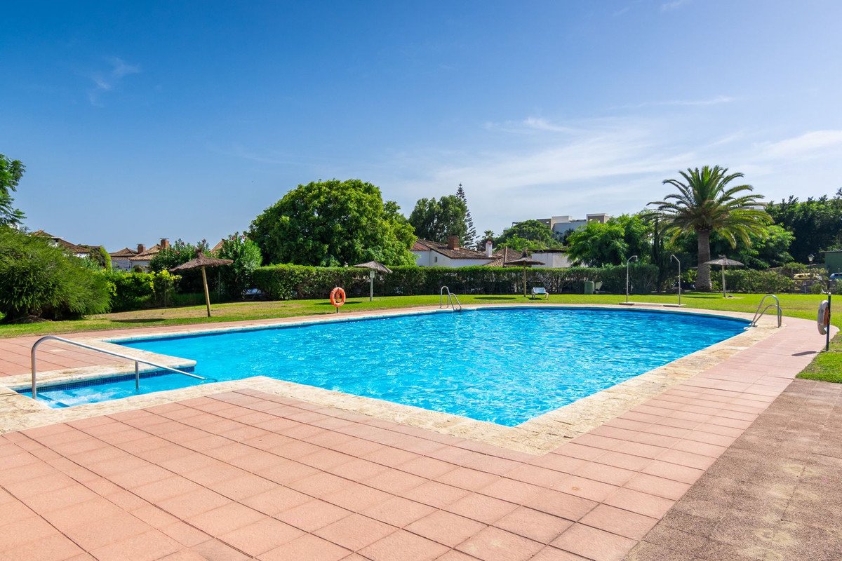2 Bed Semi-Detached House in Estepona