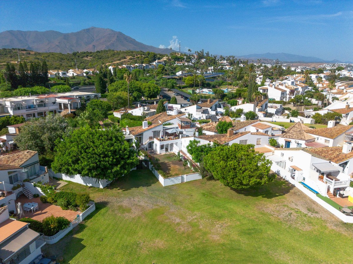 2 Bed Semi-Detached House in Estepona