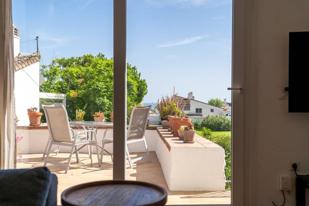 2 Bed Semi-Detached House in Estepona