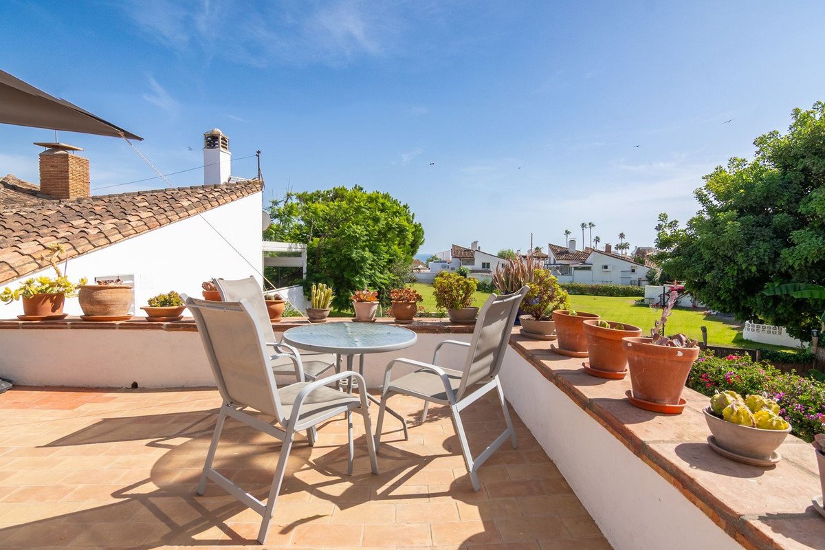 2 Bed Semi-Detached House in Estepona