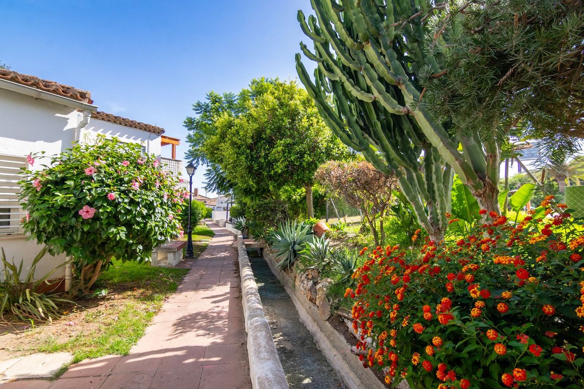 2 Bed Semi-Detached House in Estepona